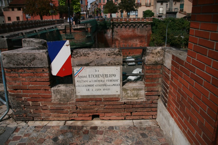 André Etcheverlepo: Plaque commémorative Pont des Consuls à Montauban